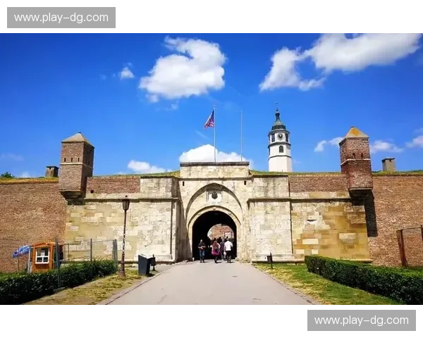 贝尔格莱德vs全世界：在硝烟与香槟之间，寻找欧洲最后的灵魂孤岛